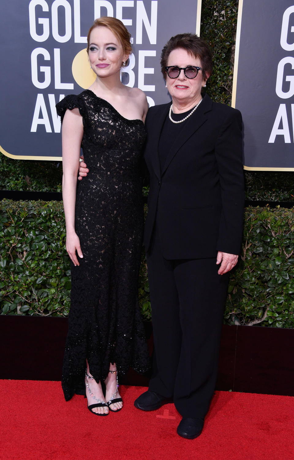 <p>Emma Stone, qui était la grande vedette de 2017 pour son rôle dans “La La Land”, est apparue aux côtés de l’ancienne joueuse de tennis professionnelle, Billie Jean King. Emma Stone, somptuese dans une robe noire “one-shoulder” espère remporter un titre “Bataille des sexes”, un film dans lequel elle campe le rôle de la joueuse de tennis prête à défier les hommes sur le court. Une thématique dans l’air du temps… <br>Crédits : Getty </p>