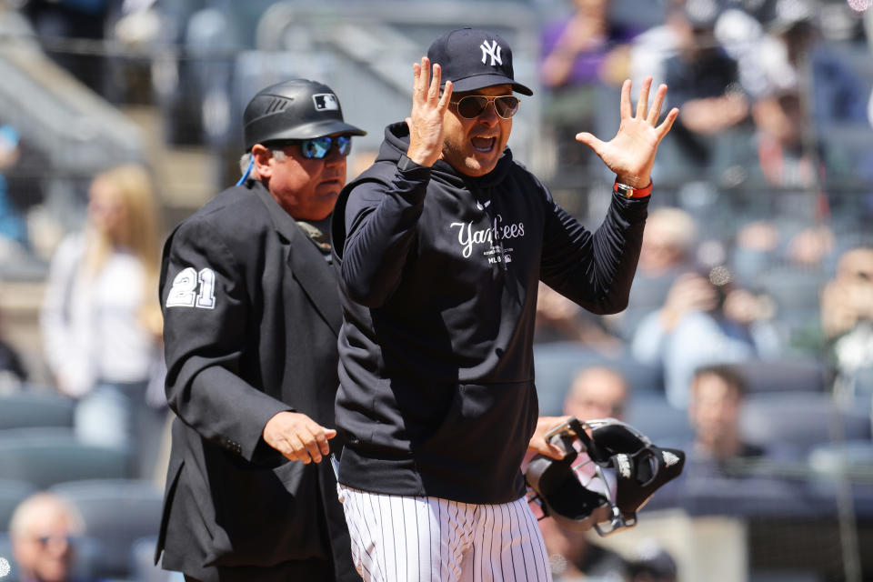 Aaron Boone, manager de los New York Yankees, reclama su inocencia después de ser expulsado tras cinco pitcheos. Ha sido la expulsión más rápida de su carrera. (Foto: Mike Stobe/Getty Images)