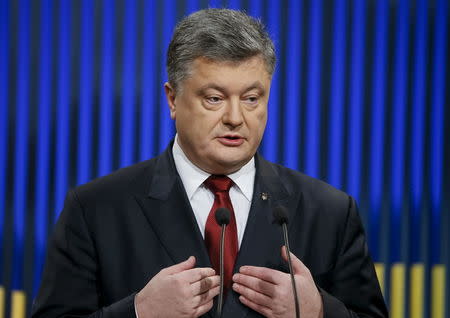 Ukrainian President Petro Poroshenko gestures during a news conference in Kiev, Ukraine, January 14, 2016. Picture taken January 14, 2016. REUTERS/Gleb Garanich/Files