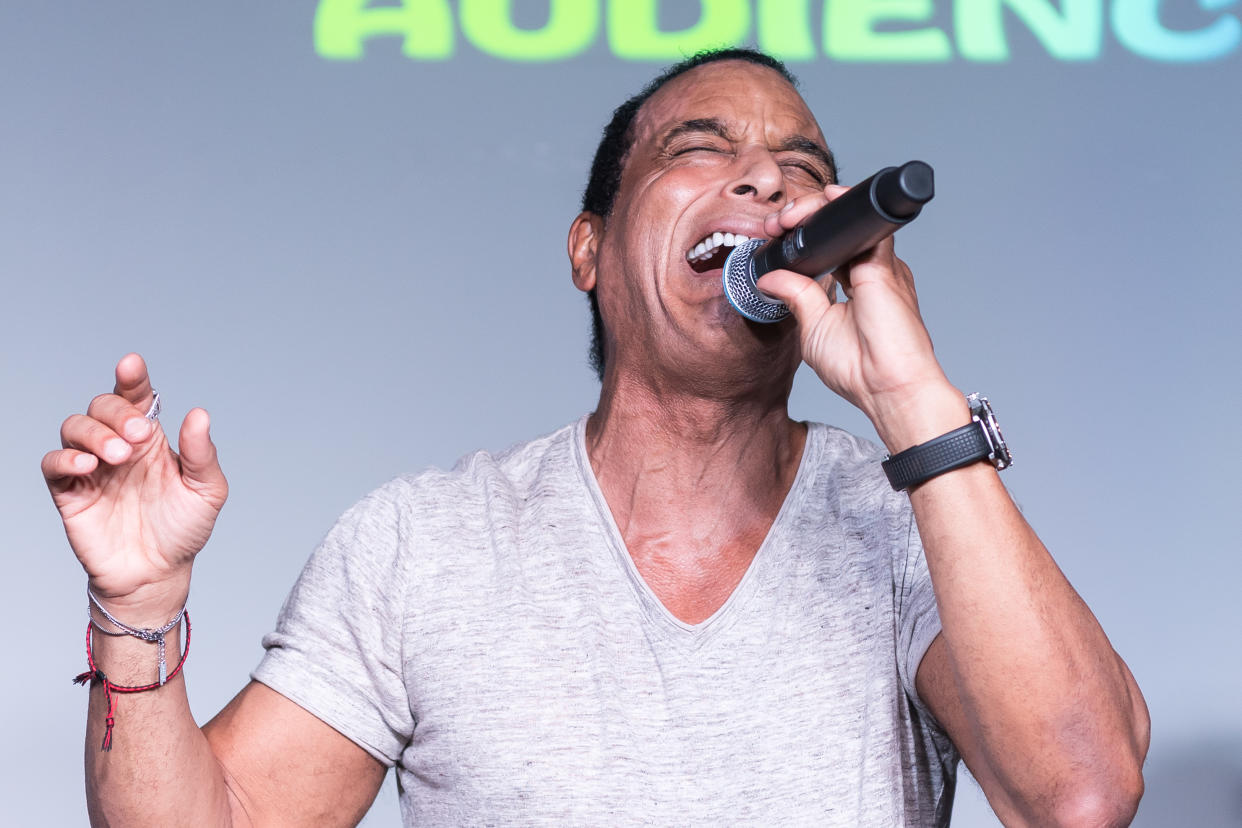 A Jon Secada le impactó tanto la muerte de su padre por hepatitis C que concientiza a la gente sobre este enfermedad.(Photo by Jason Koerner/Getty Images)