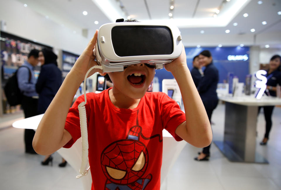 A child shouts as he uses the Samsung Gear VR  in Jakarta, May 26, 2016. (REUTERS/Beawiharta)