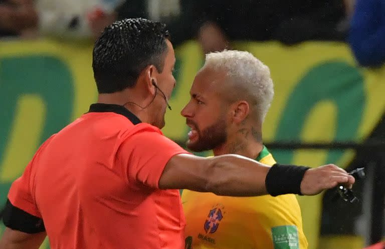 Neymar le grita "¡falta!" al Roberto Tobar y ambos chocan pecho contra pecho; el referí chileno no tomó medidas contra la estrella brasileña.