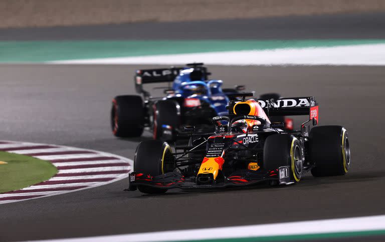 Max Verstappen, de Países Bajos y conduciendo el Red Bull, persiguiendo a Hamilton en el Gran Premio de F1 de Qatar.