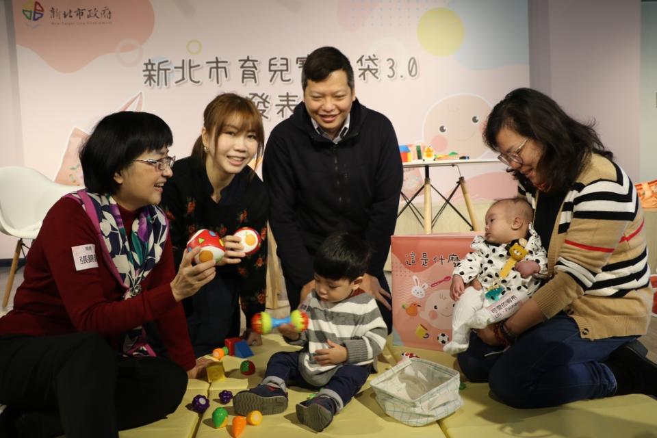 《圖說》社會局長張錦麗〈左一〉和新手爸媽一起玩3.0寶貝袋的教玩具。〈社會局提供〉
