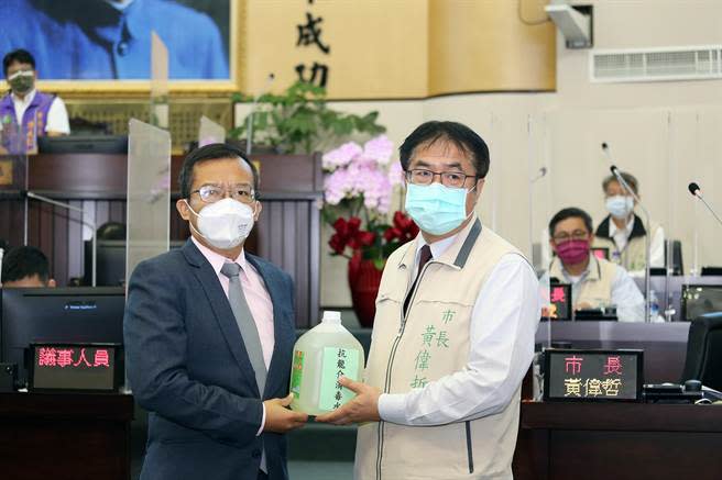 台南市議員呂維胤贈送市長黃偉哲一罐「抗龍介消毒水」，宣稱將共同對抗「抹黑之毒」。（洪榮志攝）
