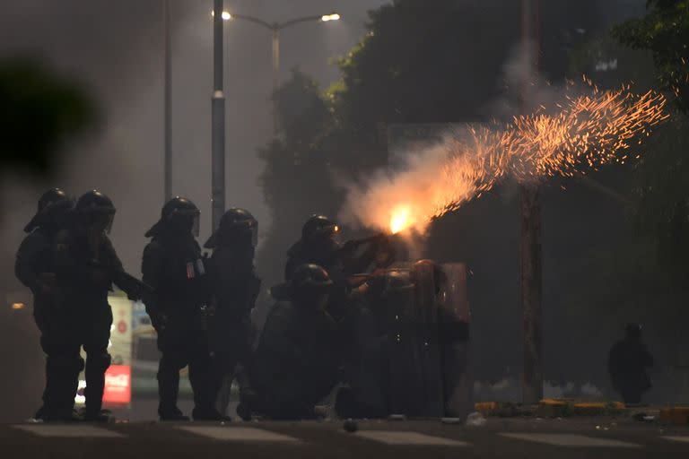 La policía se enfrentó a los manifestantes en Santa Cruz. (Rodrigo URZAGASTI / AFP)