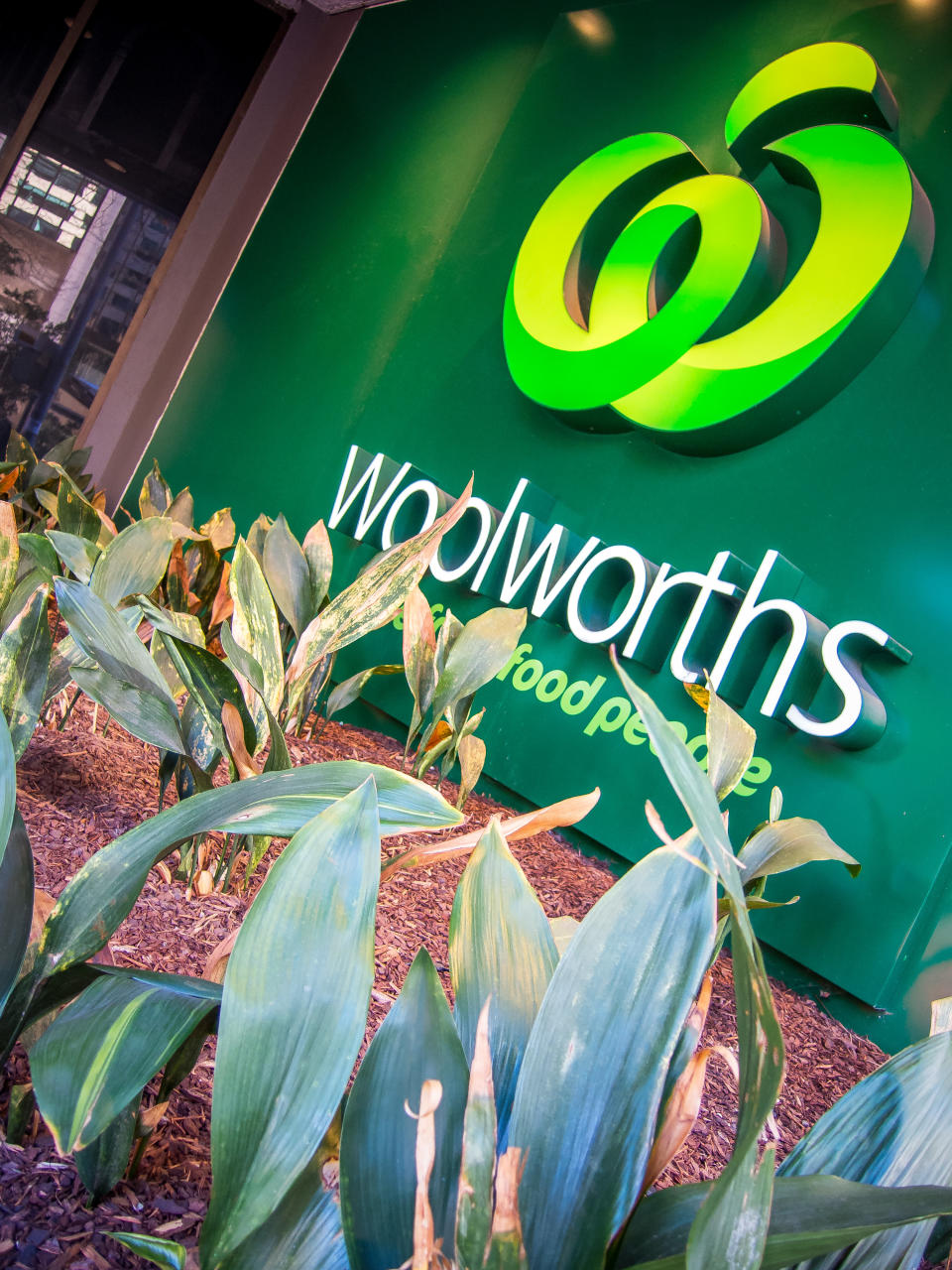 Picture of a Woolworths sign, which says "the fresh food people".