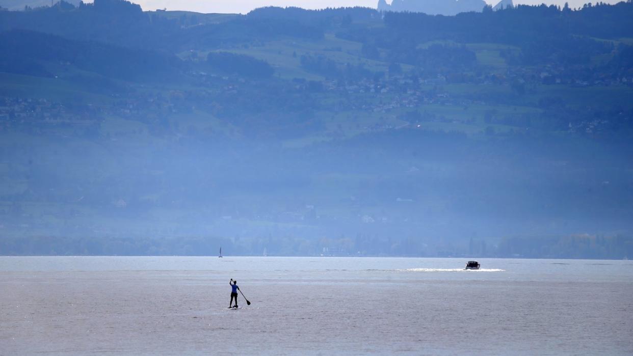 Stand-up-Paddler auf dem Bodensee. Bei Temperaturen jenseits der 20-Grad-Marke verbrachten viele Menschen das Wochenende im Freien.