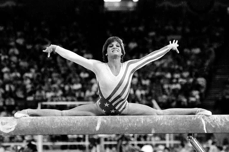 Mary Lou Retton en su prueba cumbre, el All Around de los Juegos Olímpicos Los Ángeles 1984; la estadounidense fue considerada 