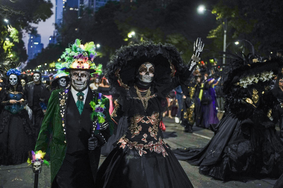 ARCHIVO - Personas vestidas como las icónicas "Catrinas" de México marchan en la Gran Procesión de las Catrinas, parte de las celebraciones del Día de Muertos en la Ciudad de México, el domingo 23 de octubre de 2022. Adultos y niños por igual se visten como esqueletos, capturando el desfile anual festividades llenas de alegría. Se cree que durante el Día de los Muertos pueden comunicarse con sus seres queridos fallecidos. (AP Foto/Eduardo Verdugo, Archivo)