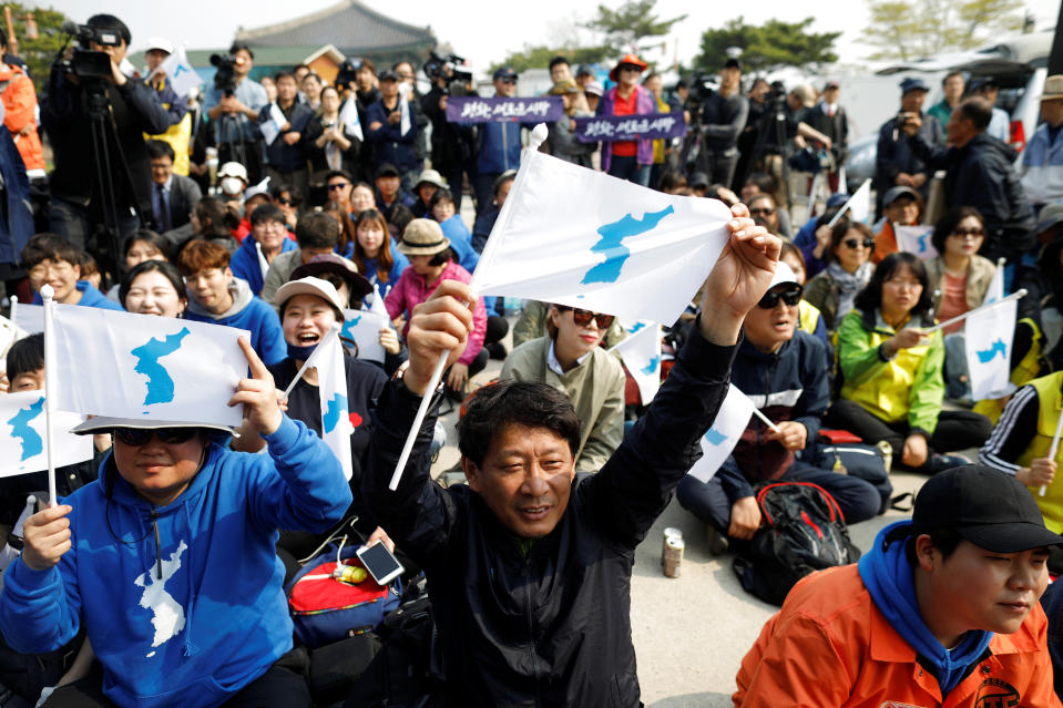 <p>People hold the Korean unification flag during the inter-Korean summit, near the demilitarized zone separating the two Koreas, in Paju, South Korea, April 27, 2018. (Photo: Kim Hong-ji/Reuters) </p>