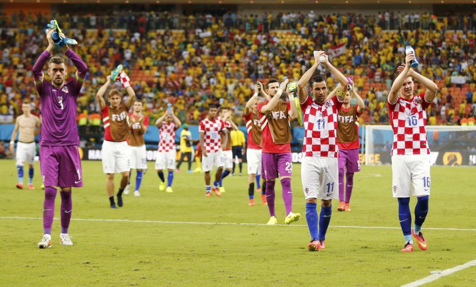 Croatia's national soccer players acknowledge fans after defeating Cameroon in their 2014 World Cup Group A soccer match at the Amazonia arena in Manaus June 18, 2014. REUTERS/Siphiwe Sibeko (BRAZIL - Tags: SOCCER SPORT WORLD CUP)