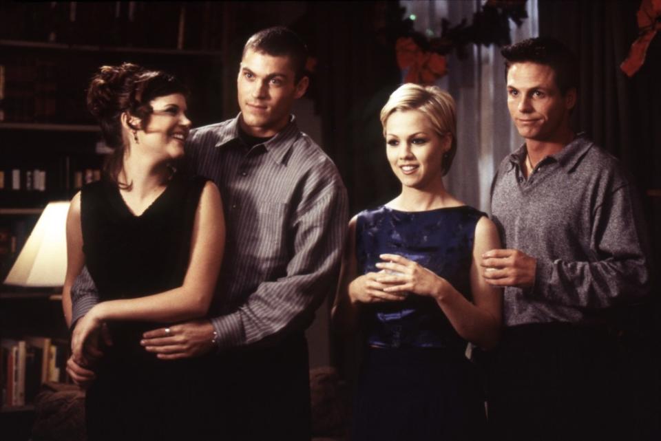 (Left to right) Tiffani Thiessen, Brian Austin Green, Jennie Garth, Jason Wiles for “Beverly Hills, 90210.” ©20thCentFox/Courtesy Everett Collection