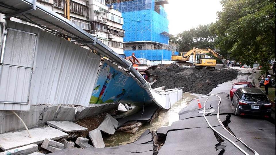 基泰建設因大直房屋坍塌事件，9日未如期赴證交所召開重訊記者說明會，證交所決定對其開罰10萬元，並限定10日晚間6點前補開，否則將加重違約金處分，最高將重罰百萬元以上。圖／本報資料照片