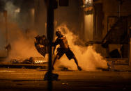 Un manifestante arroja un bote de gas lacrimógeno contra la policía en la noche del 28 de mayo. (Foto: Stephen Maturen / Getty Images).