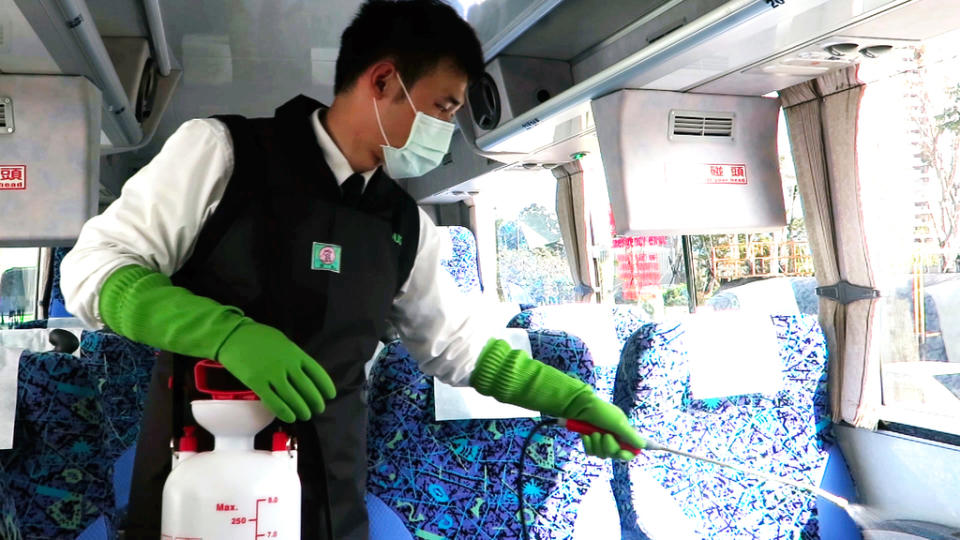 《圖說》臺北區監理所不定時督導客運公車內消毒等各項防疫措施，落實防疫到位。〈臺北區監理所提供〉