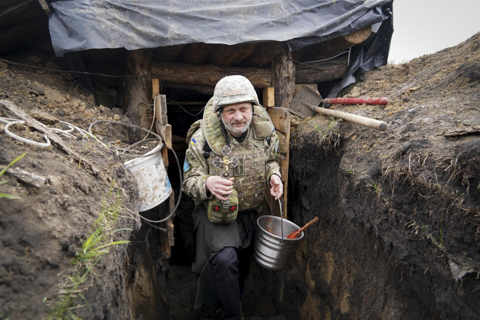 Ein Militärseelsorger besucht ukrainische Stellungen in der orthodoxen Osternacht nahe der Frontlinie in der Region Charkiw (Bild: dpa)