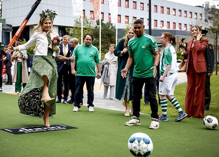 La reina Máxima jugando al fútbol