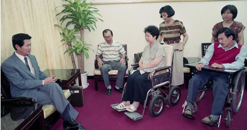 平安關懷中心創辦人陳博文（右1）與中華民國殘障聯盟理事長劉俠（右2）於1991年7月前往勞委會，催生《殘障福利法》。（圖／報系資料照）