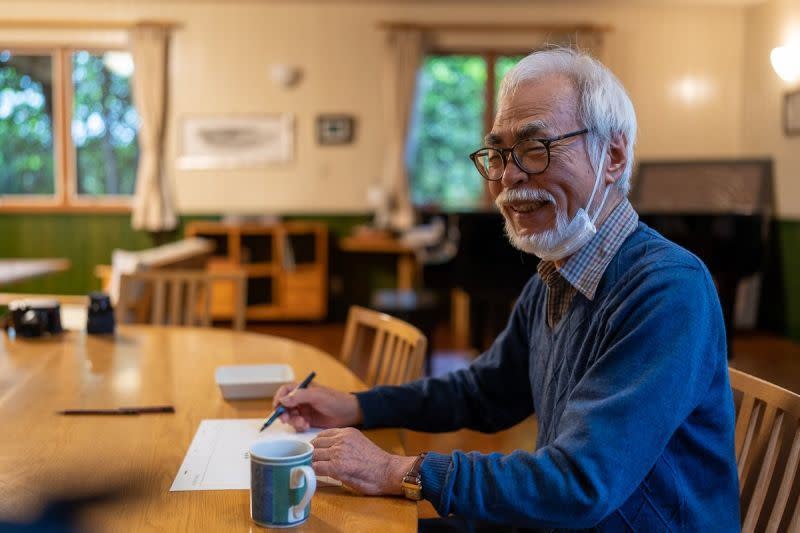 剛過81歲生日的宮﨑駿，看起來依舊健朗，笑容和藹可親。（圖／翻攝自吉卜力官方推特）
