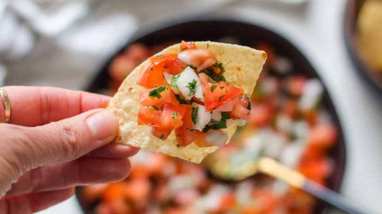 chip holding pico de gallo