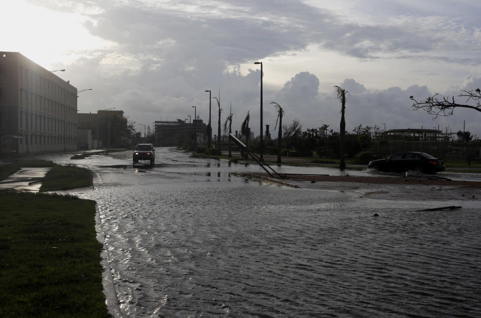 SJ101. SAN JUAN (PUERTO RICO), 20/09/2017.- Vista de las inundaciones causadas por el huracán María hoy, jueves 21 de septiembre de 2017, a su paso por San Juan (Puerto Rico). El presidente de EEUU, Donald Trump, aprobó la declaración de “desastre” para Puerto Rico por el impacto del huracán María en la isla, donde causó al menos un muerto y dejó casi a la totalidad de sus 3,5 millones de habitantes sin energía eléctrica, informó hoy la Casa Blanca. EFE/Thais Llorca