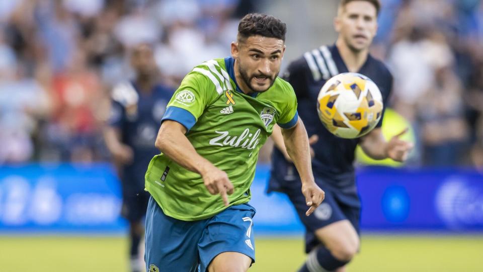 El mediocampista de los Seattle Sounders, Cristian Roldán, ataca el balón durante un partido de fútbol de la MLS.