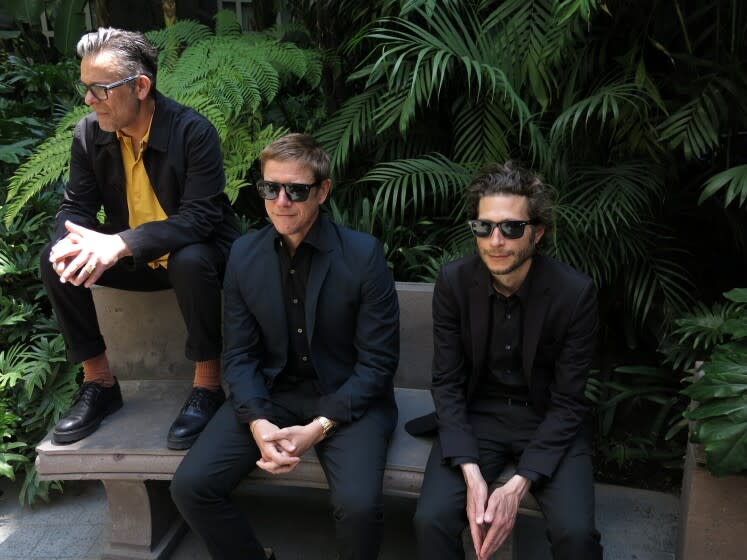 Los integrantes de la banda estadounidense Interpol, Paul Banks, centro, Sam Fogarino, izquierda, y Daniel Kessler posan en la Ciudad de México el 27 de mayo de 2022. Interpol lanzará su álbum "The Other Side of Make-Believe" el 15 de julio. (Foto AP/Berenice Bautista)