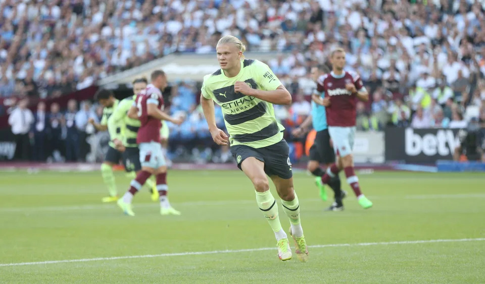 LONDON, ENGLAND - AUGUST 07: Manchester City's Erling Haaland celebrates scoring his side's first goal during the Premier League match between West Ham United and Manchester City at London Stadium on August 7, 2022 in London, United Kingdom. (Photo by Rob Newell - CameraSport via Getty Images)