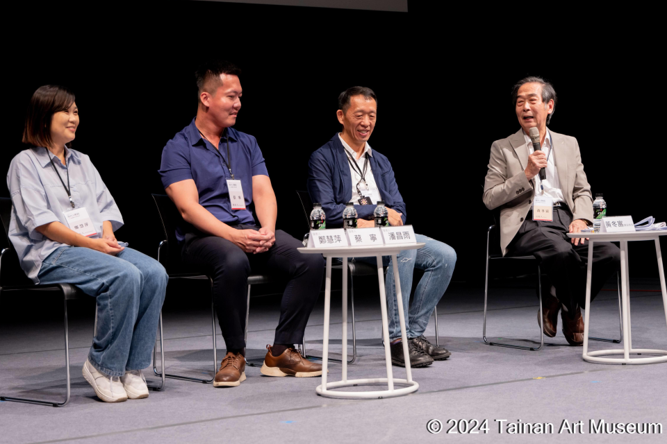 第二場次由黃冬富教授（右一）為鄭慧萍、蔡寧、潘昌雨三位發表人進行講評。