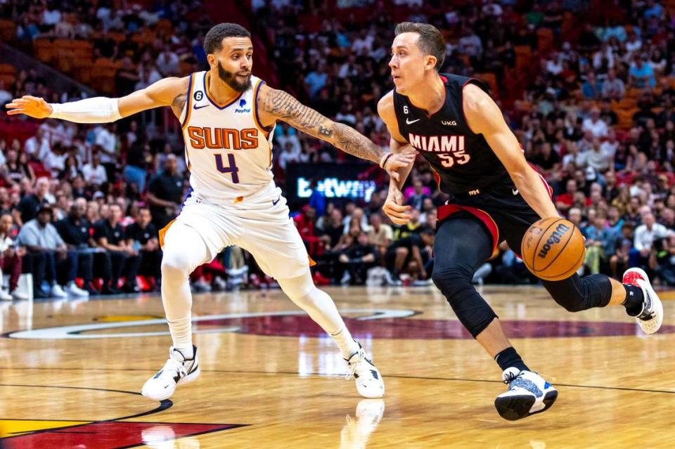 El jugador del Heat Duncan Robinson (der.) entra al aro ante la marca de Duane Washington Jr. , de los Suns de Phoenix, en el partido celebrado el 14 de noviembre de 2022 en Miami.