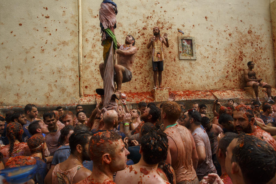 <p>Revellers enjoy the atmosphere in tomato pulp while participating the annual Tomatina festival on Aug. 30, 2017 in Bunol, Spain. (Photo: Pablo Blazquez Dominguez/Getty Images) </p>