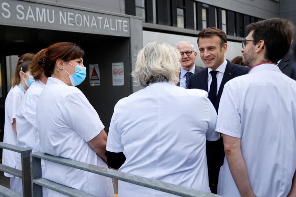 Emmanuel Macron à l'hôpital sud francilien de Corbeil-Essonnes le 6 janvier 2022 - Ludovic MARIN / POOL / AFP