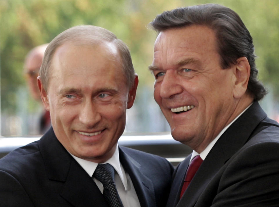 File--- File photo shows German Chancellor Gerhard Schroeder, right, welcoming Russia's President Vladimir Putin in Berlin, Germany, Thursday Sept. 8, 2005. Local officials with German Chancellor Olaf Scholz’s party have met to consider calls to expel former Chancellor Gerhard Schroeder. The ex-leader's longstanding ties to the Russian energy sector and refusal to distance himself fully from President Vladimir Putin after Russia invaded Ukraine have left his political standing in tatters. (AP Photo/Herbert Knosowski,file)