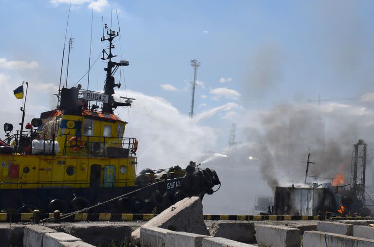 Una imagen facilitada por el canal de Telegram del Ayuntamiento de Odessa, muestra a los bomberos ucranianos luchando contra un incendio en un barco que arde en el puerto de Odessa después de que los misiles golpearan el puerto 