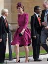 <p>La Duquesa de Cambridge optó por resaltar en un vestido en brillante color fucsia con ruedo a la rodilla. </p>