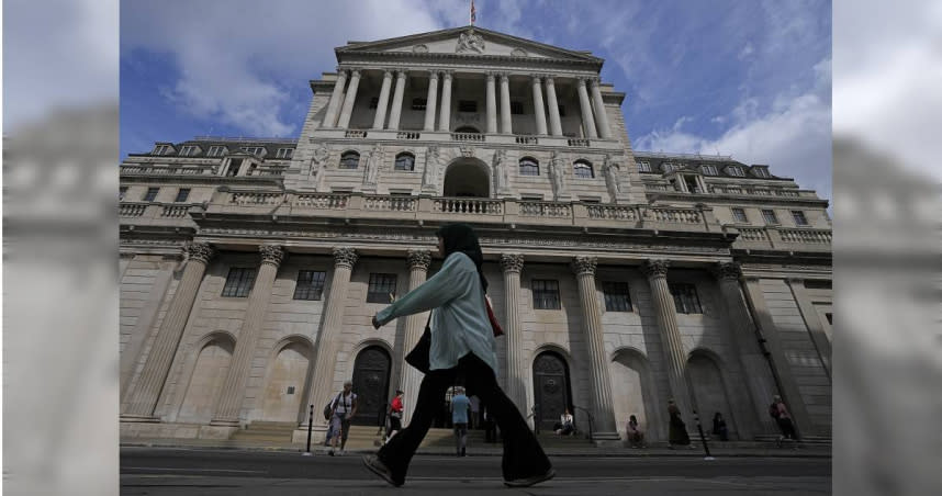 英格蘭銀行（Bank of England）27年來最大升息幅度恐使英國面臨為期一年的經濟衰退。（圖／達志／美聯社）