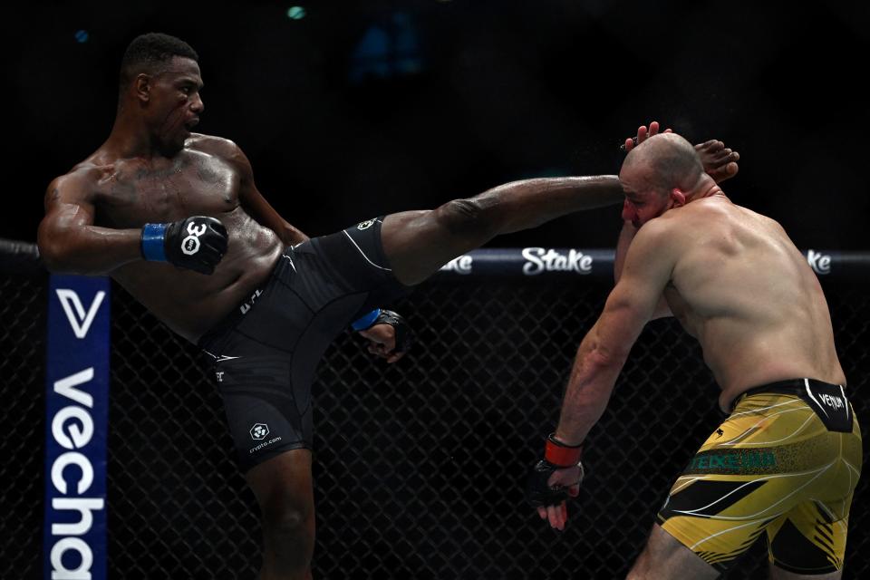 El brasileño Glover Teixera (derecha) compite contra el estadounidense Jamahal Hill durante su pelea por el título de peso semipesado en el evento Ultimate Fighting Championship (UFC) en el Jeunesse Arena de Río de Janeiro, Brasil, el 21 de enero de 2023. (Foto de MAURO PIMENTEL / AFP ) (Foto de MAURO PIMENTEL/AFP vía Getty Images)