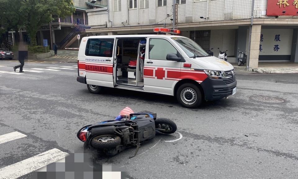 宜蘭今發生一起執勤救護車擦撞機車車禍。（圖／翻攝畫面）