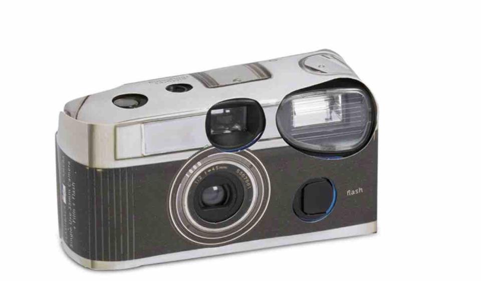 <p>La Disposable Vintage Design Favour è la macchina fotografica analogica usa-e-getta con copertura posticcia in stile fotocamera rétro. Prezzo per un pacco da 8 macchine fotografiche: 44, 99 sterline su amazon.co.uk </p>