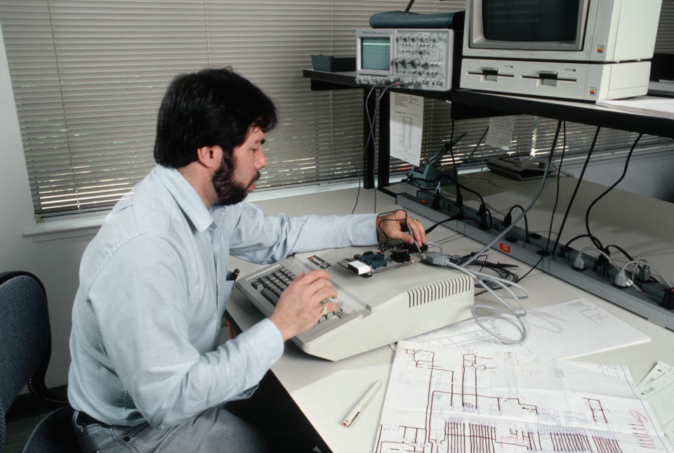 <p>CORE fue el primer control remoto programable del mundo y podía registrar códigos de otros controles remotos. Ninguna de esas características estuvo disponible en productos de la competencia durante varios años. La imagen muestra a Steve Wozniak trabajando con su Apple II para diseñar CORE. (Photo by Roger Ressmeyer/Corbis/VCG via Getty Images)</p> 