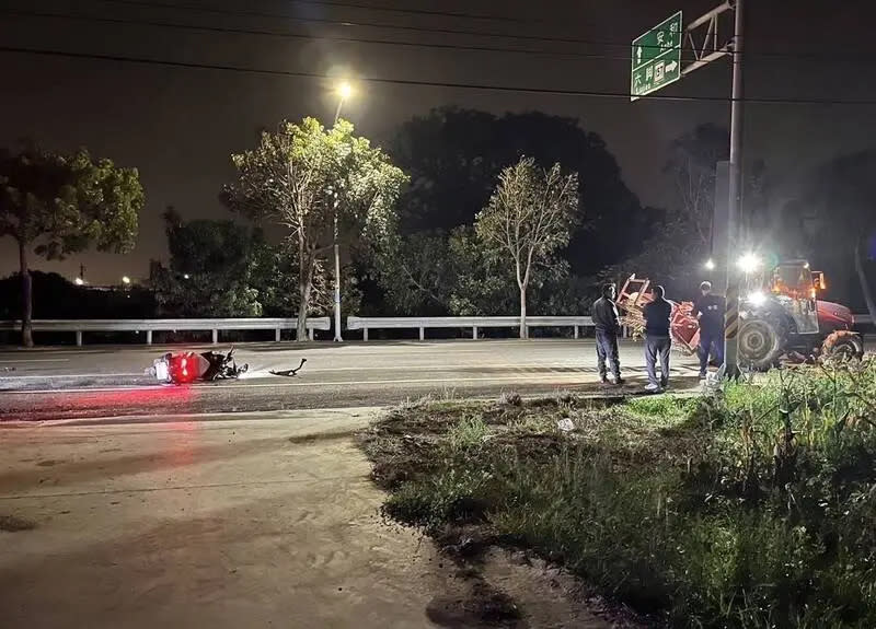 ▲嘉義一名鄭姓男騎士，疑未注意車前路況，追撞曳引車後不幸逝世。（圖／翻攝畫面）