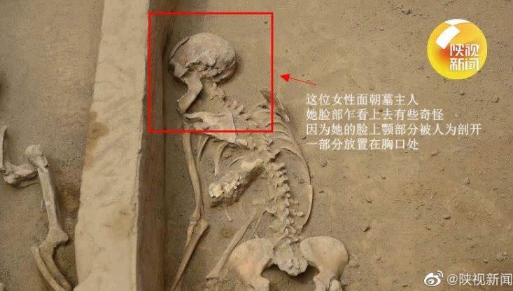 殉葬女性上顎部分被人剖開。（圖／翻攝自陝視新聞微博）