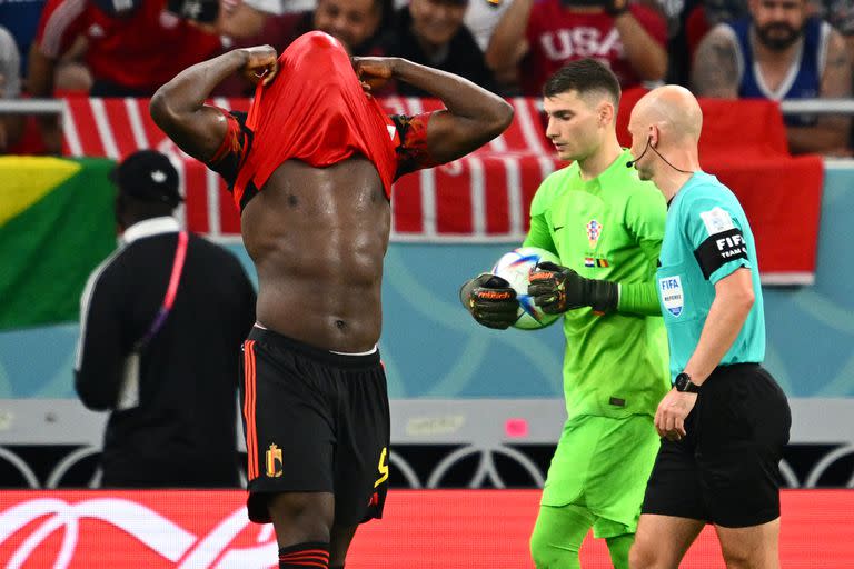 El delantero belga Romelu Lukaku se lamenta después de errar un gol en los últimos minutos del partido entre Croacia y Bélgica