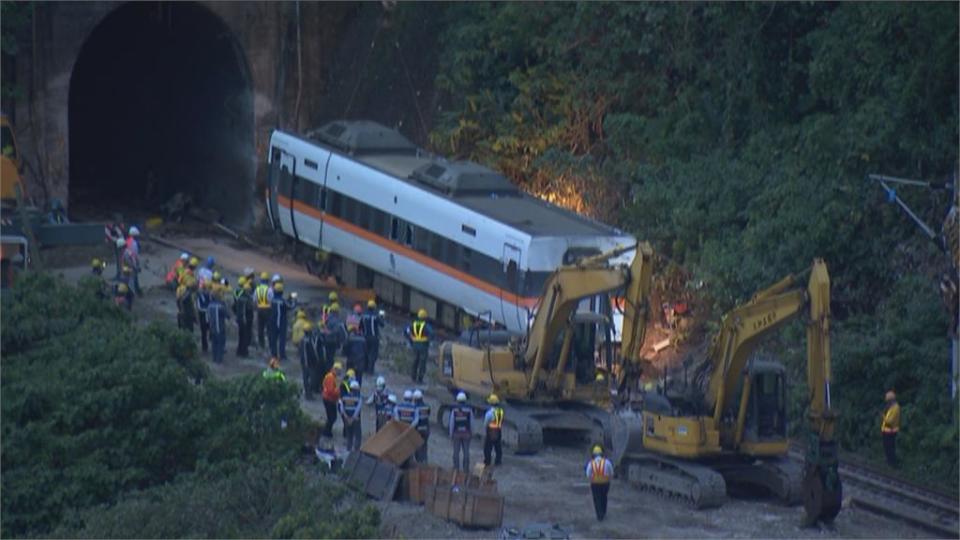 「捲揚機」協助作業 第4節車廂拉出隧道