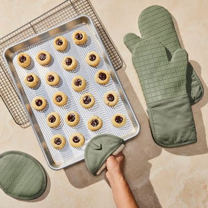 A chic set of oven mitts and pot holders