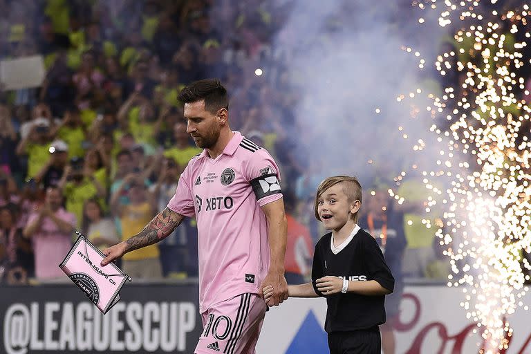 La cara del nene lo dice todo: Leo está en la cancha