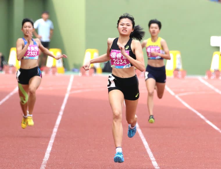 麥寮高中楊睿萱以54.33奪金，打破懸29年的全中運高女400公尺大會紀錄。林嘉欣／攝影。
