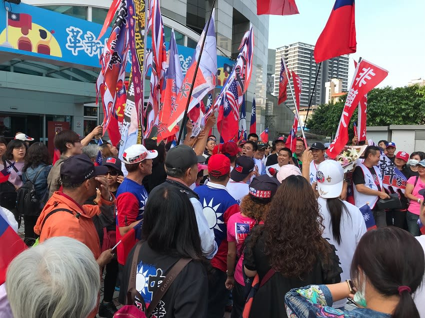 韓粉上午集結於國民黨中央，表達力挺韓國瑜選總統的決心。   圖：趙婉淳／攝