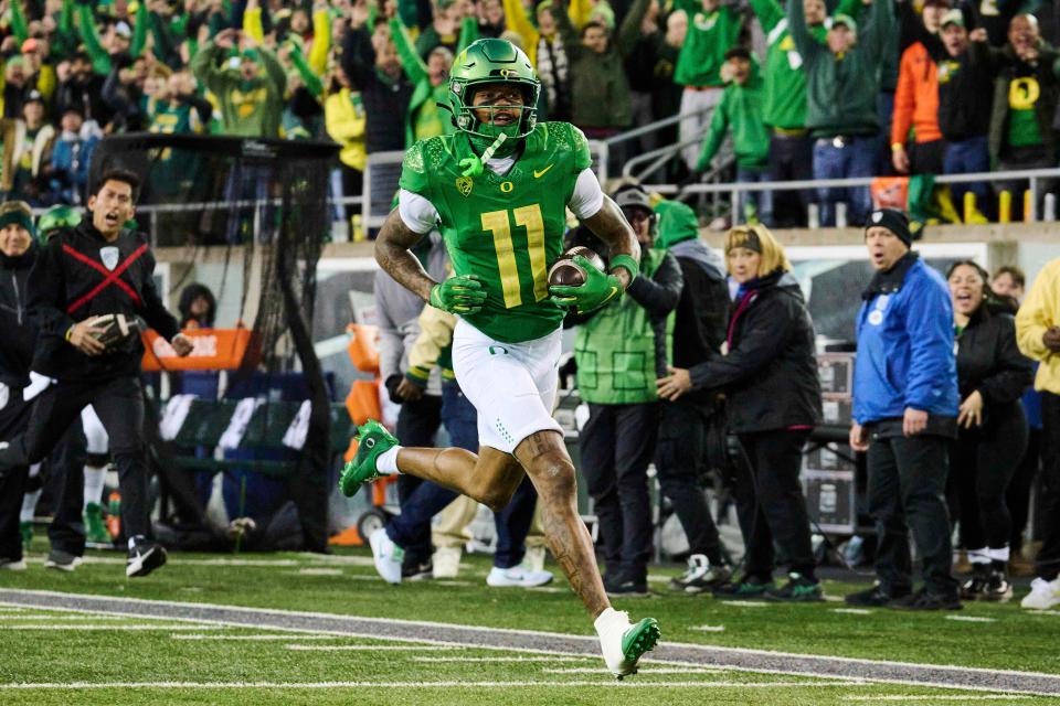 Nov 24, 2023; Eugene, Oregon, USA; Oregon Ducks wide receiver Troy Franklin (11) catches a pass for a touchdown during the first half against the Oregon State Beavers at Autzen Stadium. Mandatory Credit: Troy Wayrynen-USA TODAY Sports